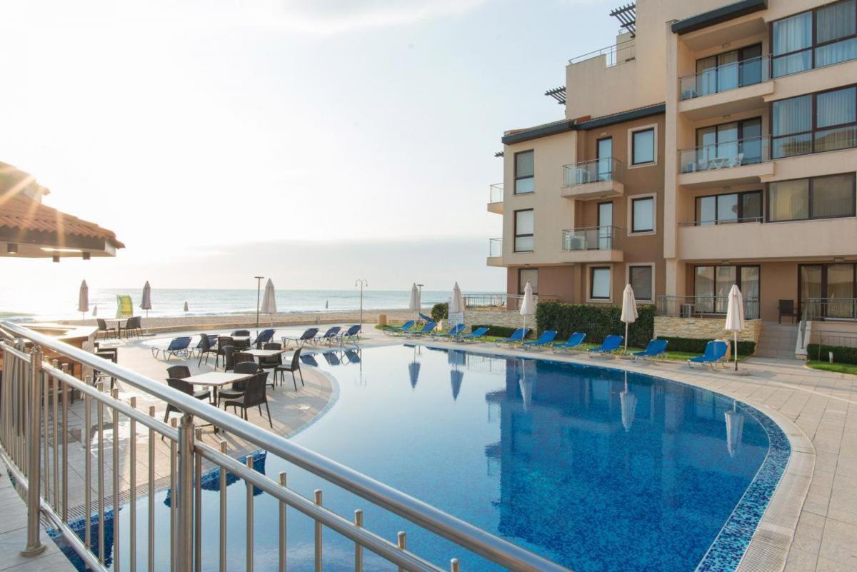 Apartment With A Large Terrace And Direct Access To The Sea Obzor Esterno foto